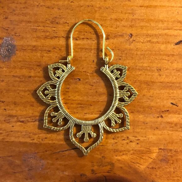 Vintage Boho Mandala Flower Hoop Earrings Gold Tone Brass Earwire Dangle Style - Picture 5 of 11